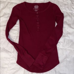 Long sleeve waffle texture w/ buttons.